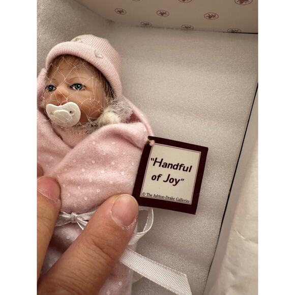 Ashton Drake 'Handful of Joy' "Heavenly Handfuls" Mini Collection Doll - Picture 4 of 8